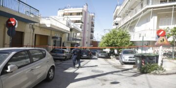 Ηλιούπολη: Σκότωσε τη μητέρα του και περιφερόταν για ώρες στο σπίτι πριν αυτοκτονήσει