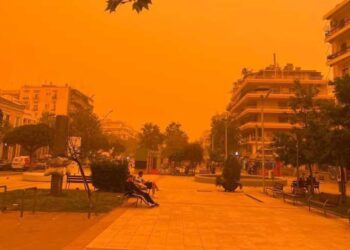 “Πνίγηκε” στην αφρικανική σκόνη η Καλαμάτα – Απόκοσμες εικόνες