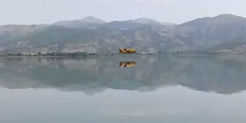 Πυρκαγιά ξέσπασε στον Γράμμο – Επιχειρούν και καναντέρ