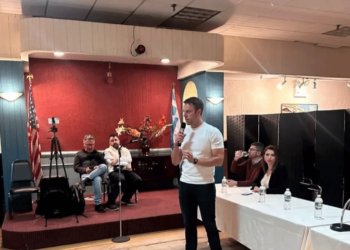 Κασσελάκης στον Αρχιεπίσκοπο Αμερικής: «Σχηματίστηκε σταυρός από λάδι όταν βαφτίστηκα»