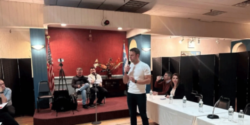 Κασσελάκης στον Αρχιεπίσκοπο Αμερικής: «Σχηματίστηκε σταυρός από λάδι όταν βαφτίστηκα»