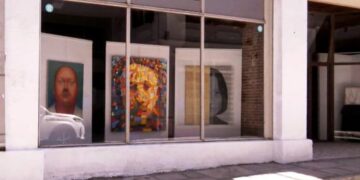 Στην Καστοριά τα κλειστά καταστήματα μετατρέπονται σε…γκαλερί! (VIDEO)