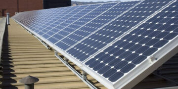 Καταιγισμός αιτήσεων για φωτοβολταϊκά στέγης για να προλάβουν το «τέλος» του net-metering που ορίστηκε για τις 15 Μαΐου – Ο σχεδιασμός του ΥΠΕΝ για το net-billing και την «επόμενη μέρα»