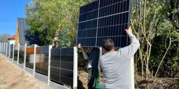 Κερδίζουν έδαφος τα κάθετα φωτοβολταϊκά – Σε φράχτες τα βάζουν στη Γερμανία λόγω του χαμηλού κόστους