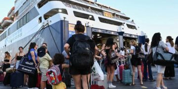 Ξεκίνησε η έξοδος για το Πάσχα: Φεύγουν γεμάτα τα πλοία – Κουβαλάνε αρνιά στις αποσκευές τους