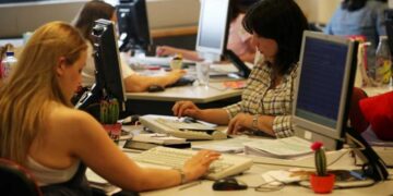 Λυμένα χέρια για χιλιάδες μισθωτούς και συνταξιούχους: Μη υποχρεωτικές οι φορολογικές δηλώσεις