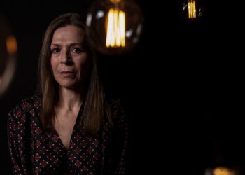 H παράσταση «Η μάνα αυτουνού…  Έλλη Ζάχου Ταχτσή με την βραβευμένη Ράνια Σχίζα, στην αίθουσα τέχνης Κοζάνης