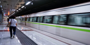 Η απόλυτη αλλαγή στα ΜΜΜ: Είσοδος ακόμα και χωρίς εισιτήριο, μόνο με τραπεζική κάρτα