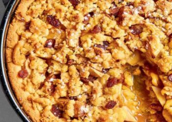 Νηστίσιμη μηλόπιτα κραμπλ με κόκκινα και πράσινα μήλα