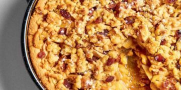 Νηστίσιμη μηλόπιτα κραμπλ με κόκκινα και πράσινα μήλα