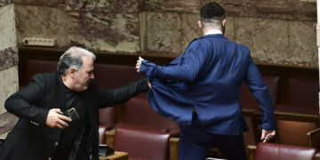 Ο πρώην βουλευτής των Σπαρτιατών, Φλώρος, γρονθοκόπησε στη Βουλή τον Γραμμένο της Ελληνικής Λύσης