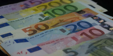 Οι συντάξεις Μαΐου πληρώνονται, οι τράπεζες κλείνουν για πέντε μέρες