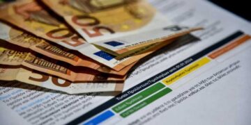 Oι τιμές σε ΔΕΗ, ΗΡΩΝ, Protergia και nrg για τον Απρίλιο - Ποιος πάροχος δίνει τη φθηνότερη τιμή στο πράσινο