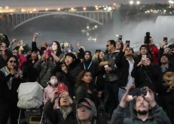 Ολική έκλειψη Ηλίου: Μαγικές εικόνες, πλανητικό σόου στον ουρανό, απίστευτες φωτό και βίντεο