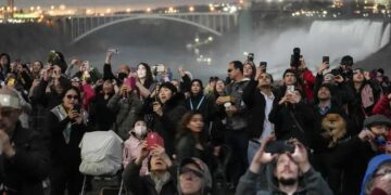 Ολική έκλειψη Ηλίου: Μαγικές εικόνες, πλανητικό σόου στον ουρανό, απίστευτες φωτό και βίντεο