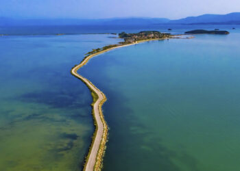 Όλοι μιλούν για αυτή -Η ελληνική διαδρομή που περνάει πάνω από το νερό και μαγεύει