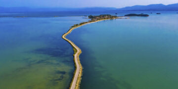 Όλοι μιλούν για αυτή -Η ελληνική διαδρομή που περνάει πάνω από το νερό και μαγεύει