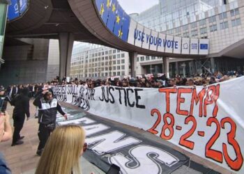 Οπαδοί του ΠΑΟΚ ύψωσαν πανό για τα Τέμπη έξω από το ευρωκοινοβούλιο