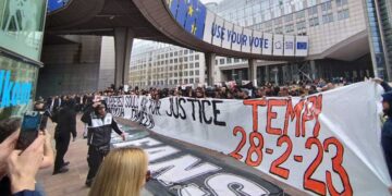 Οπαδοί του ΠΑΟΚ ύψωσαν πανό για τα Τέμπη έξω από το ευρωκοινοβούλιο