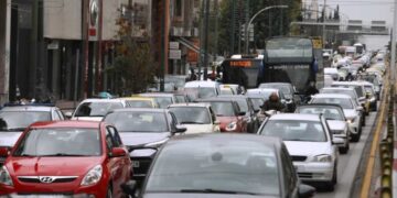 Ποιοι οδηγοί πρέπει να κολλήσουν υποχρεωτικά το «Σ» στο παρμπρίζ του ΙΧ τους
