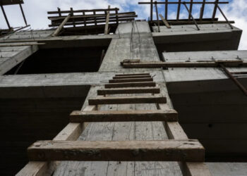 Νέος Οικοδομικός Κανονισμός: Κλιμακώνεται ο πόλεμος για το τσιμέντο που θα αλλάξει τις γειτονιές