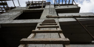 Νέος Οικοδομικός Κανονισμός: Κλιμακώνεται ο πόλεμος για το τσιμέντο που θα αλλάξει τις γειτονιές