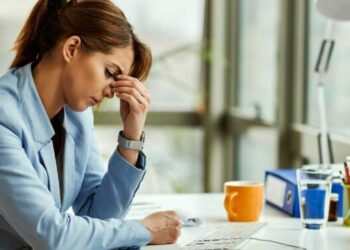 Πονοκέφαλος και Εξάντληση – 11 Πιθανά Αίτια Και Πώς να τα Αντιμετωπίσεις