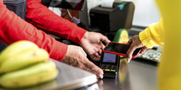 POS: Πέφτουν τα πρώτα πρόστιμα σε ταξί, λαϊκές και επιχειρήσεις