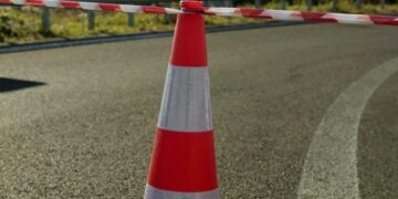 Προσωρινές κυκλοφοριακές ρυθμίσεις στην πόλη της Πτολεμαΐδας, οδό Δημοκρατίας την 19-04-2024 κατά την εκτέλεση έκτακτων εργασιών αντικατάστασης βιτρίνας καταστήματος.