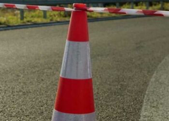 Προσωρινές κυκλοφοριακές ρυθμίσεις στην πόλη της Πτολεμαΐδας, οδό Δημοκρατίας την 20-04-2024 κατά την εκτέλεση έκτακτων εργασιών αντικατάστασης βιτρίνας καταστήματος