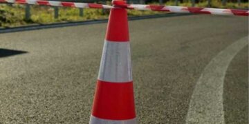 Προσωρινές κυκλοφοριακές ρυθμίσεις στην πόλη της Πτολεμαΐδας, οδό Δημοκρατίας την 20-04-2024 κατά την εκτέλεση έκτακτων εργασιών αντικατάστασης βιτρίνας καταστήματος