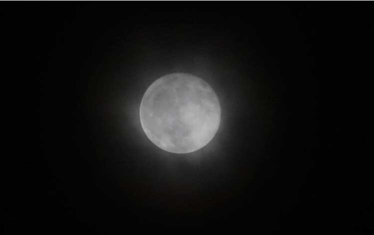 «Ροζ Πανσέληνος»: Μαγευτικές εικόνες από το «Σαρακοστιανό Φεγγάρι»
