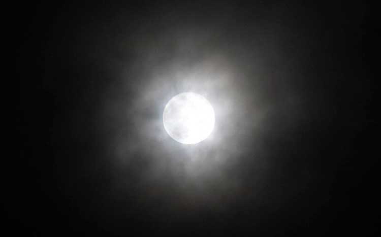 «Ροζ Πανσέληνος»: Μαγευτικές εικόνες από το «Σαρακοστιανό Φεγγάρι»