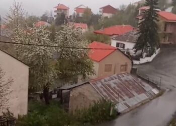 Χιονίζει στη Σαμαρίνα Γρεβενών (video)