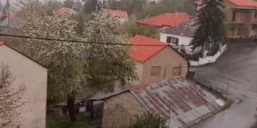 Χιονίζει στη Σαμαρίνα Γρεβενών (video)