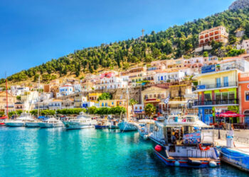 Sun: Αυτό το εκπληκτικό ελληνικό νησί αναδείχθηκε ως το οικονομικότερο μέρος για διακοπές