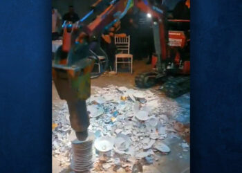 Σύρος: Διασκέδαση… σε άλλο επίπεδο – Έσπαγαν πιάτα με σκαπτικό μηχάνημα σε νυχτερινό κέντρο – Βίντεο