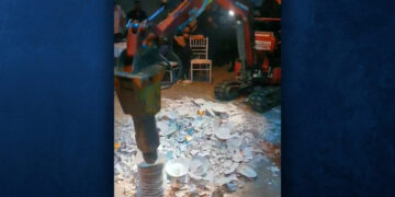 Σύρος: Διασκέδαση… σε άλλο επίπεδο – Έσπαγαν πιάτα με σκαπτικό μηχάνημα σε νυχτερινό κέντρο – Βίντεο
