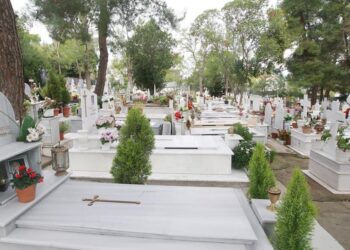 Θεσσαλονίκη: Άγριος οικογενειακός καυγάς πάνω από τον… τάφο – Τη χτύπησε με μαρμάρινο σταυρό!