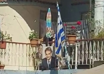 Θεσσαλονίκη: Έντυσε το… μπαλκόνι του «Νέα Δημοκρατία» για να υποδεχθεί τον Μητσοτάκη (φωτο+video)