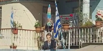 Θεσσαλονίκη: Έντυσε το… μπαλκόνι του «Νέα Δημοκρατία» για να υποδεχθεί τον Μητσοτάκη (φωτο+video)