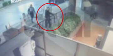 Βίντεο-σοκ από τη Θεσσαλονίκη: Καρέ-καρέ η στιγμή που 31χρονος ανοίγει πυρ έξω από το κέντρο διασκέδασης