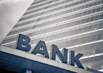 Η Κεντρική Ένωση Επιμελητηρίων ζητά άμεση μείωση των προμηθειών από τις τράπεζες για επιχειρήσεις