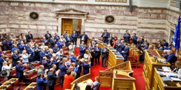 Τριήμερο πολιτικό σόου ασέβειας προς τους νεκρούς των Τεμπών – Γράφει ο Γιάννης Σιδέρης