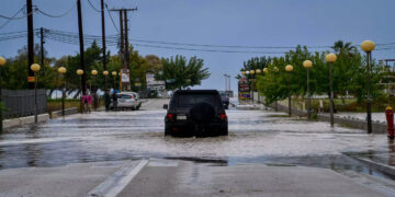 Καιρός: «Πολικός αεροχείμαρρος» φέρνει σφοδρές βροχές και καταιγίδες, ακόμη και χιόνια – Η πρόβλεψη Τσατραφύλλια
