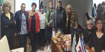 Υπέροχες χειροποίητες πασχαλινές λαμπάδες και τσουρέκια , παρέδωσε στο ΠΤ ΕΕΣ Πτολεμαΐδας η Διευθύντρια της ΣΑΕΚ Πτολεμαΐδας Σοφία Μπέση με τους συνεργάτες της, εν όψει τον εορτών του ΠΑΣΧΑ! (της Κούλας Πουλασιχίδου)