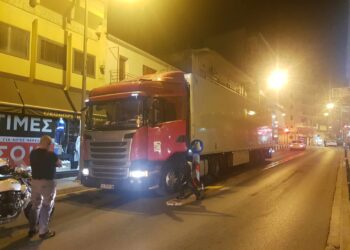 Βούλγαρος οδηγός νταλίκας εγκλωβίστηκε στο κέντρο της Κοζάνης- Μπήκε ανάποδα στην οδό Τράντα