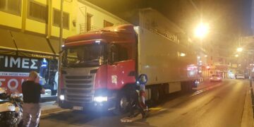 Βούλγαρος οδηγός νταλίκας εγκλωβίστηκε στο κέντρο της Κοζάνης- Μπήκε ανάποδα στην οδό Τράντα