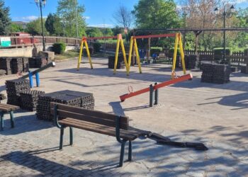 Ξεκίνησε η συντήρηση των παιδικών χαρών από τον Δήμο Κοζάνης