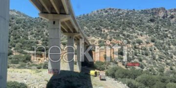 Μυστήριο με νεαρό κορίτσι που έπεσε από γέφυρα στην Κρήτη: Η selfie και το σενάριο της αυτοκτονίας